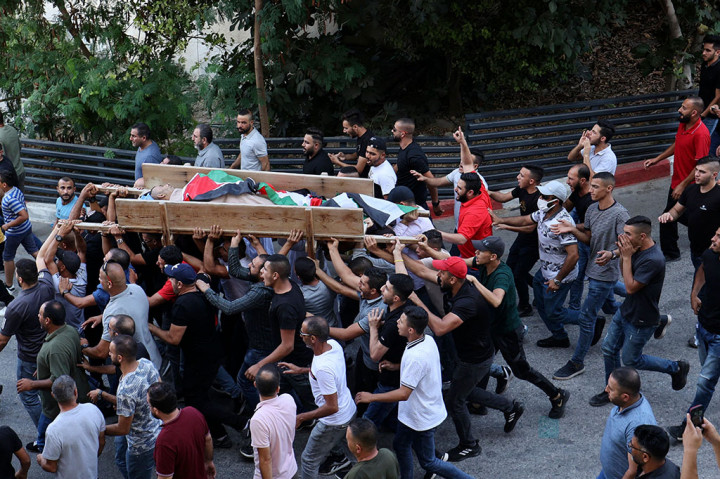 Para saksi mata yang dikutip kantor berita Xinhua mengatakan tentara Israel melepaskan tembakan langsung ke pria Palestina itu dan mencegah ambulans setempat untuk merawatnya.