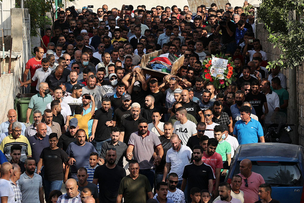 Mereka menambahkan bahwa tentara Israel mendirikan penghalang jalan tersebut untuk memeriksa pekerja Palestina yang kembali dari Israel ke rumah mereka di Tepi Barat. Aktivis media sosial Palestina mempublikasikan rekaman video pendek yang menunjukkan tubuh pria itu tergeletak dan berlumuran darah.