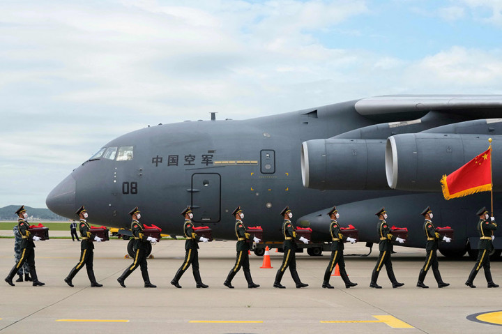 Para prajurit Pasukan Sukarelawan Tiongkok (CPV) itu berperang bersama pasukan militer Korut melawan tentara Korsel dan pasukan Perserikatan Bangsa-Bangsa yang dipimpin oleh Amerika Serikat. Hampir 200.000 tentara CPV meninggal dalam peperangan tersebut dan hampir semuanya dimakamkan di Semenanjung Korea.