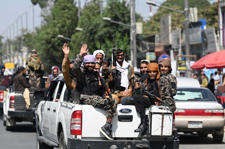 Taliban menggelar parade untuk merayakan kemenangan setelah pasukan negara-negara asing termasuk, Amerika Serikat, pergi dari Afghanistan.