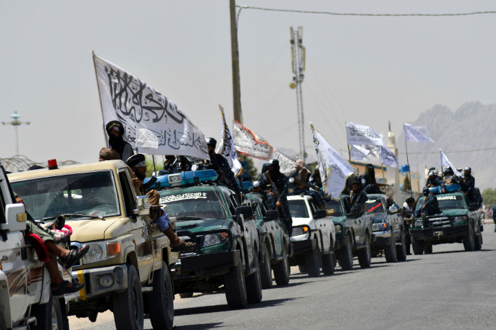 Konvoi panjang kendaraan lapis baja melaju di ruas jalanan menuju kota Kandahar, kota terbesar kedua di Afghanistan. Sebagian besar kendaraan militer rampasan itu dipasangi bendera Taliban.
