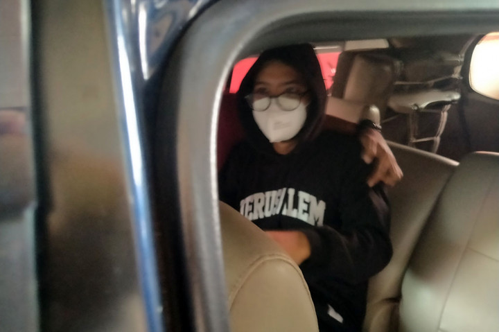 Komedian Coki Pardede saat tiba di Polres Metro Tangerang Kota, Kota Tangerang, Banten, Kamis, 2 September 2021. Polres Metro Tangerang Kota menangkap Coki Pardede atas dugaan terlibat dalam penyalahgunaan narkotika jenis sabu. Coki ditangkap di kawasan Tangerang pada Rabu 1 September 2021 malam.