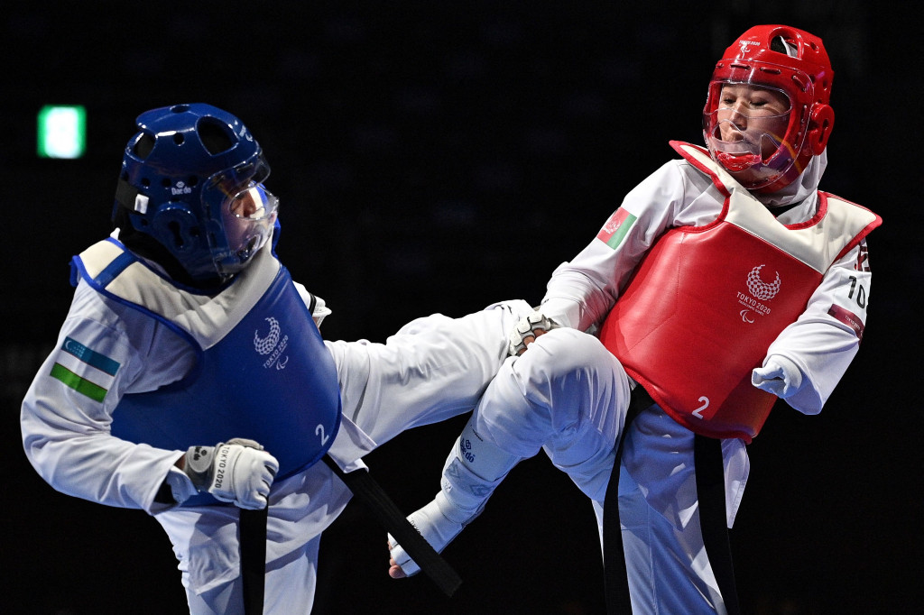 Zakia bertarung melawan atlet Uzbekistan Ziyodakhon Isakova di kelas K44-49kg putri, Kamis, 2 September 2021.