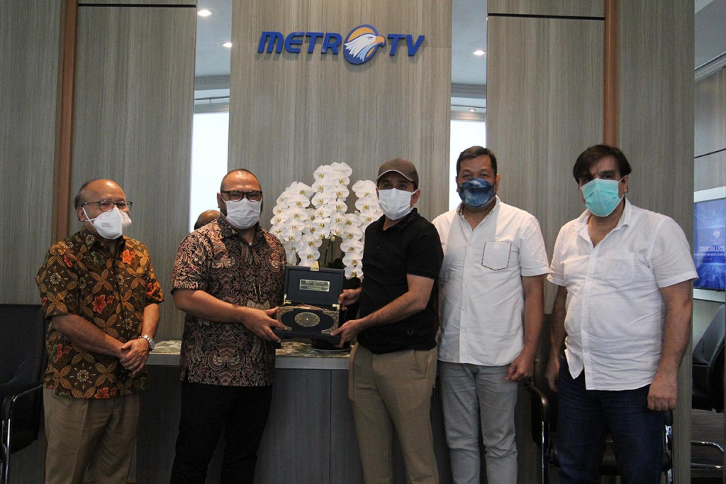 Vice Chairman Dubai Police Committee - Letnan Kolonel Masoud Alhammad (tengah) menrima kenang-kenangan dari didampingin CEO Media Group Mohammad Mirdal Akib (kedua dari kiri) dan VP News and Media & President Director Metro TV Don Bosco Selamun (kiri) sebelum touring di Gedung Metro TV, Komplek Media Group, Jakarta, Kamis, 2 September 2021.