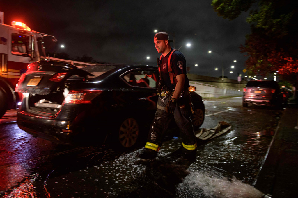 Badai menyebabkan banjir dan ancaman lebih banyak tornado ke dua kota tersebut.