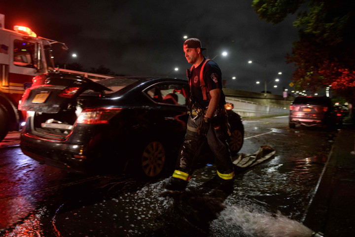 Badai menyebabkan banjir dan ancaman lebih banyak tornado ke dua kota tersebut.