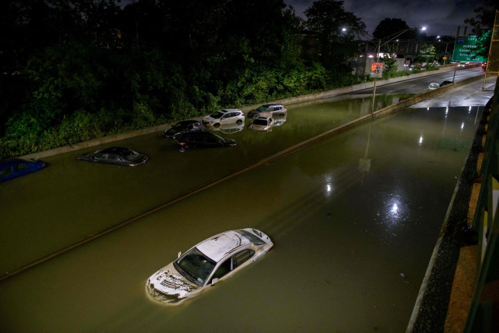 Jalur utama di sisi timur Manhattan, banjir pada Rabu malam. Stasiun dan rel kereta bawah tanah terendam sehingga Otoritas Transportasi Metropolitan menangguhkan semua layanan.