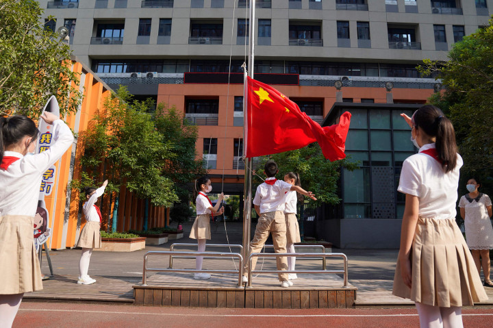 Pemerintah Tiongkok memutuskan pemberlakuan belajar tatap muka setelah percaya diri menangani pandemi Covid-19.