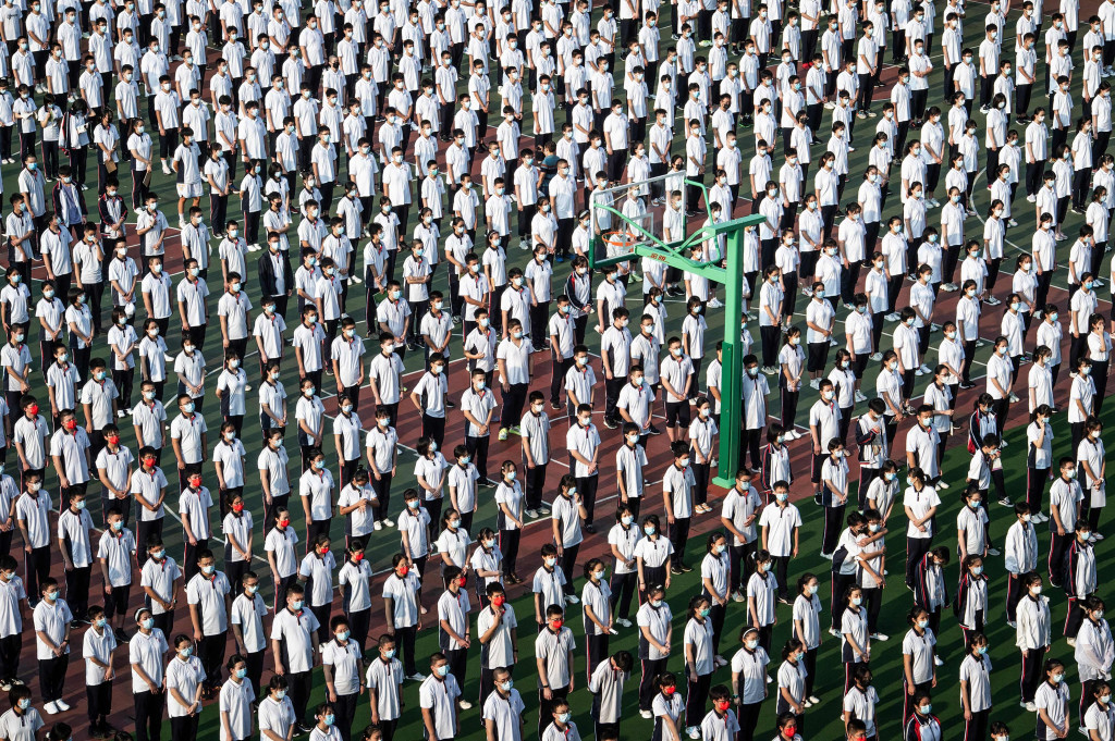 Tak hanya itu, para guru juga harus divaksinasi sebelum memulai kegiatan sekolah tatap muka.