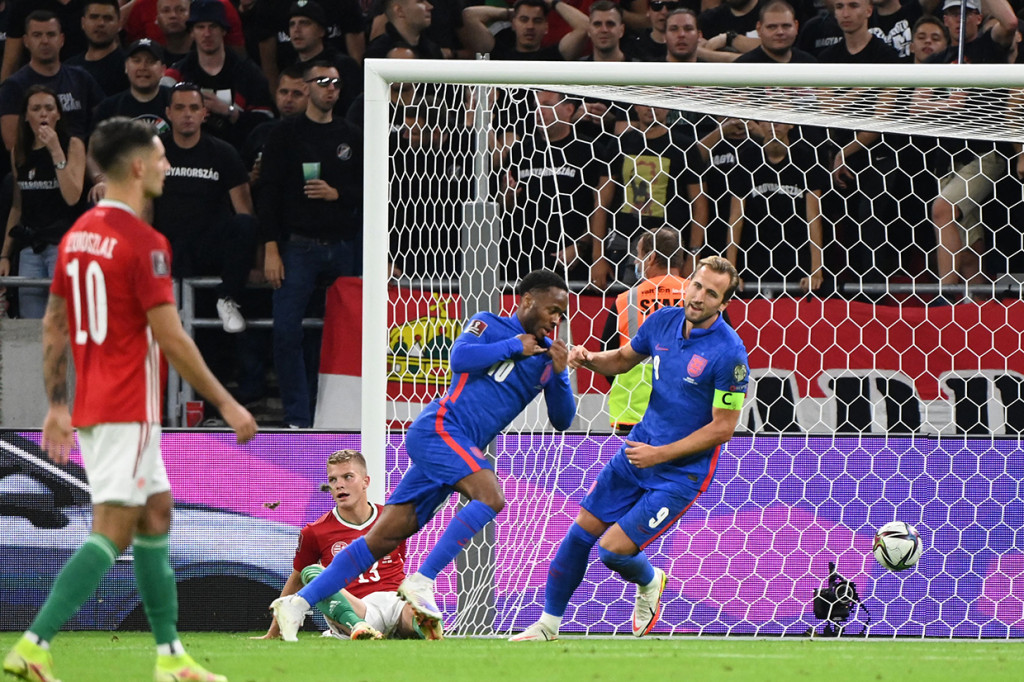 
Inggris akhirnya berhasil memecah kebuntuan pada menit ke-55 lewat sepakan kaki kanan Raheem Steerling. Gol berawal dari umpan satu-dua Jack Grealish dan Mason Mount di sisi kiri pertahanan Hungaria. Mount kemudian melepas umpan tarik yang diselesaikan dengan baik oleh Sterling.