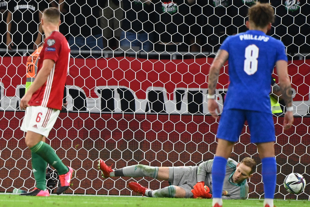 The Three Lions memperbesar keunggulan mereka pada menit ke-87. Gol terjadi akibat blunder yang dibuat Gulacsi saat kurang baik mengantisipasi sepakan jarak jauh dari Declan Rice hingga bola masuk ke gawang sendiri. Skor 4-0 untuk tim tamu.