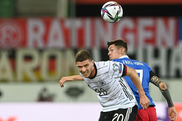 Jerman bermain menekan sejak peluit tanda pertandingan dimulai. Beberepa peluang diciptakan para pemain Tim Panser, salah satunya lewat sundulan Robin Gosens pada menit ke-18 menyambut umpan silang Joshua Kimmich. Sayang bola masih membentur tiang gawang.