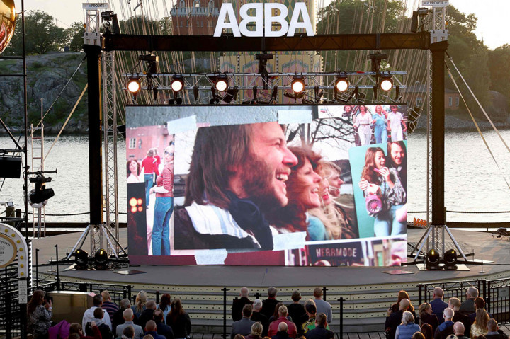 Anggota ikon pop Swedia ABBA terlihat di layar selama acara Voyage mereka di Grona Lund, Stockholm, pada Selasa, 2 September 2021 waktu setempat, sebelum perilisan album baru pertama setelah hampir empat dekade.