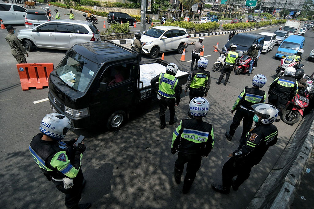 Pada uji coba ganjil genap tersebut, setiap kendaraan pribadi yang plat nomornya tidak sesuai angka genap atau ganjil pada tanggal itu akan diputar balik arah.