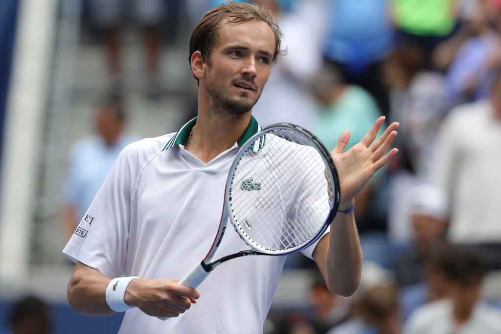 Medvedev, runner-up AS Terbuka 2019 dan Australia Terbuka 2021, selanjutnya akan menghadapi petenis Australia Alex Popyrin dari unggulan ke-24 Inggris Daniel Evans. Evans sebelumnya harus bersusah payah untuk menundukkan Alexei Popyrin (Australia) 4-6, 3-6, 6-3, 6-4, 7-6 (7/1).