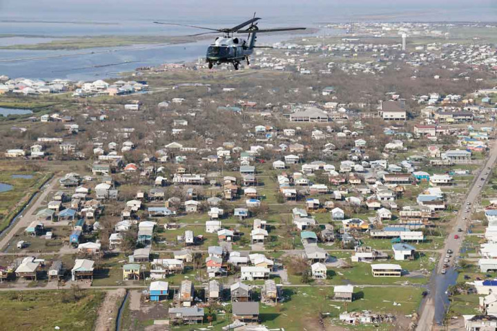 


Presiden AS Joe Biden, Jumat, 3 September 2021 waktu setempat, terbang ke New Orleans untuk mengunjungi kerusakan akibat Badai Ida, yang melanda Pantai Teluk sebelum membawa malapetaka ke New York.