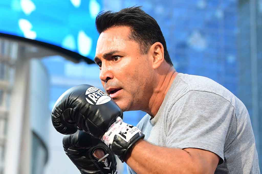 Mantan petinju Oscar De La Hoya batal melakoni laga comeback-nya pada pekan depan setelah dinyatakan positif covid-19 dan harus menjalani perawatan di rumah sakit.