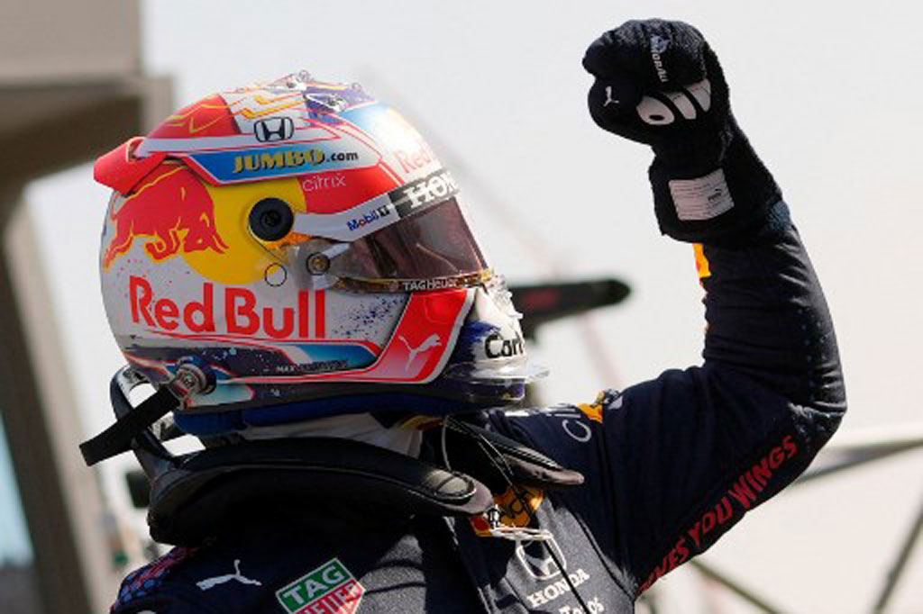Verstappen meraih pole position usai mencatatkan waktu 1 menit 8,885 detik, lebih cepat hanya 0,038 detik atas Hamilton yang berada di urutan kedua pada balapan pertama Sirkuit Zandvoort sejak 1985.