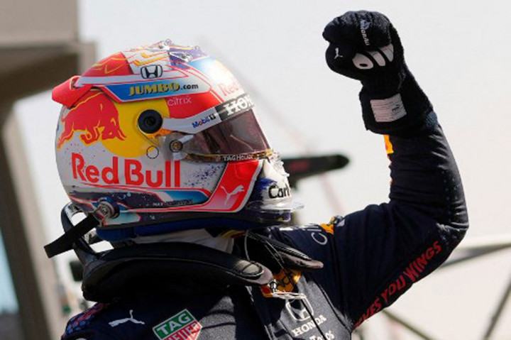 Verstappen meraih pole position usai mencatatkan waktu 1 menit 8,885 detik, lebih cepat hanya 0,038 detik atas Hamilton yang berada di urutan kedua pada balapan pertama Sirkuit Zandvoort sejak 1985.