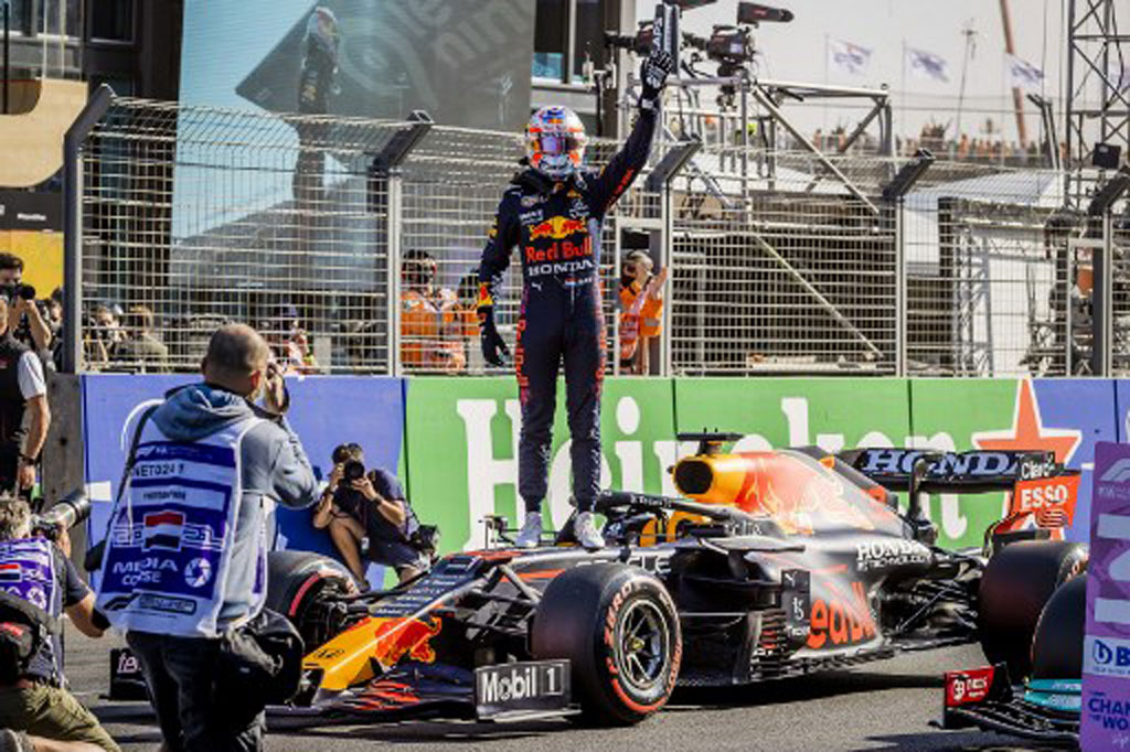 Bagi Verstappen, ini adalah catatan keenam pole position sepanjang balapan musim 2021. Berada di poisi star pertama, pembalap asal Belanda tersebut berpeluang mengejar poin Hamilton.