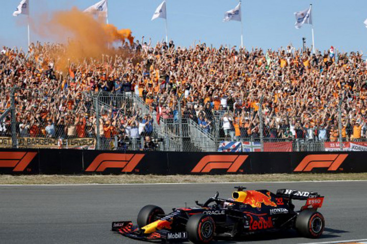Verstappen terpaut tiga poin dari pembalap Inggris tersebut. Hamilton kini mengoleksi 202,5 poin.