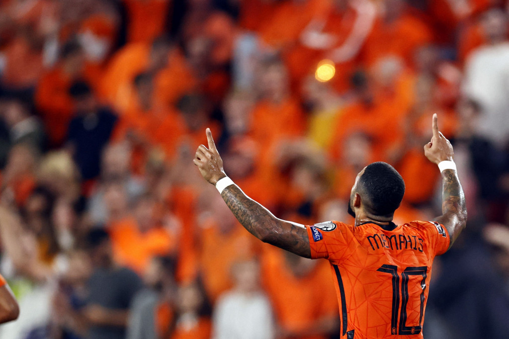 Dua dari empat gol Belanda dicetak Memphis Depay. 