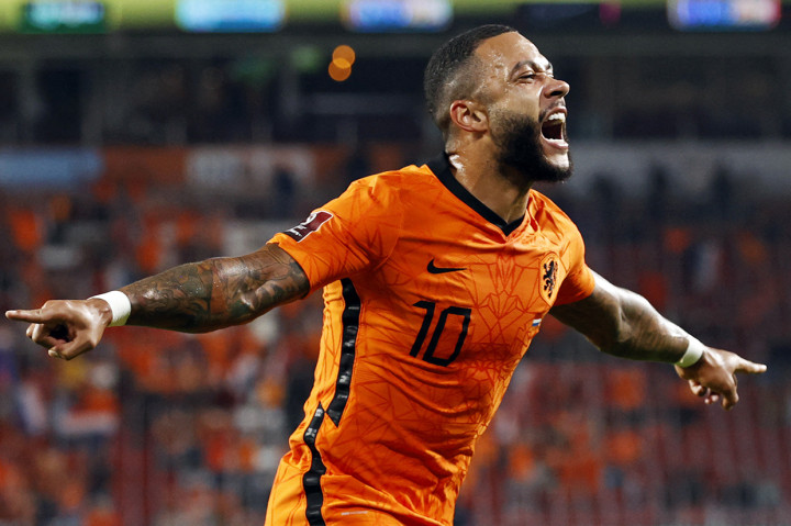 Memphis Depay melakukan selebrasi usai mencetak gol ke gawang Montenegro dalam pertandingan kelima di Grup G Kualifikasi Piala Dunia 2022 Zona Eropa di Stadion Philips.