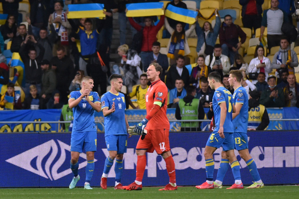 Ukraina menempel Finlandia dengan raihan poin yang sama setelah lima pertandingan. Bosnia & Herzegovina (3 laga) dan Kazakhstan (4 laga) menyusul dengan dua poin. 