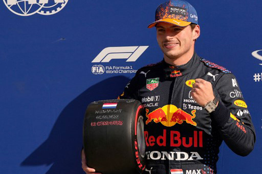 Pembalap Red Bull Max Verstappen mengklaim posisi terdepan untuk Grand Prix Belanda di rumahnya, mengungguli pemimpin klasemen sementara Lewis Hamilton usai tampil tercepat di kualifikasi pada Sabtu, 4 Septembre 2021.