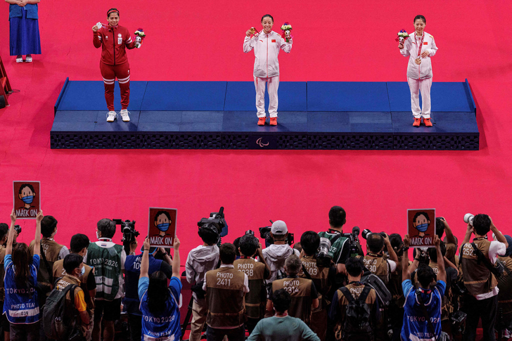 Leani Ratri Oktila meraih medali perak di cabang para-badminton Paralimpiade Tokyo 2020. Leani harus mengakui keunggulan Cheng He Fang di babak final.