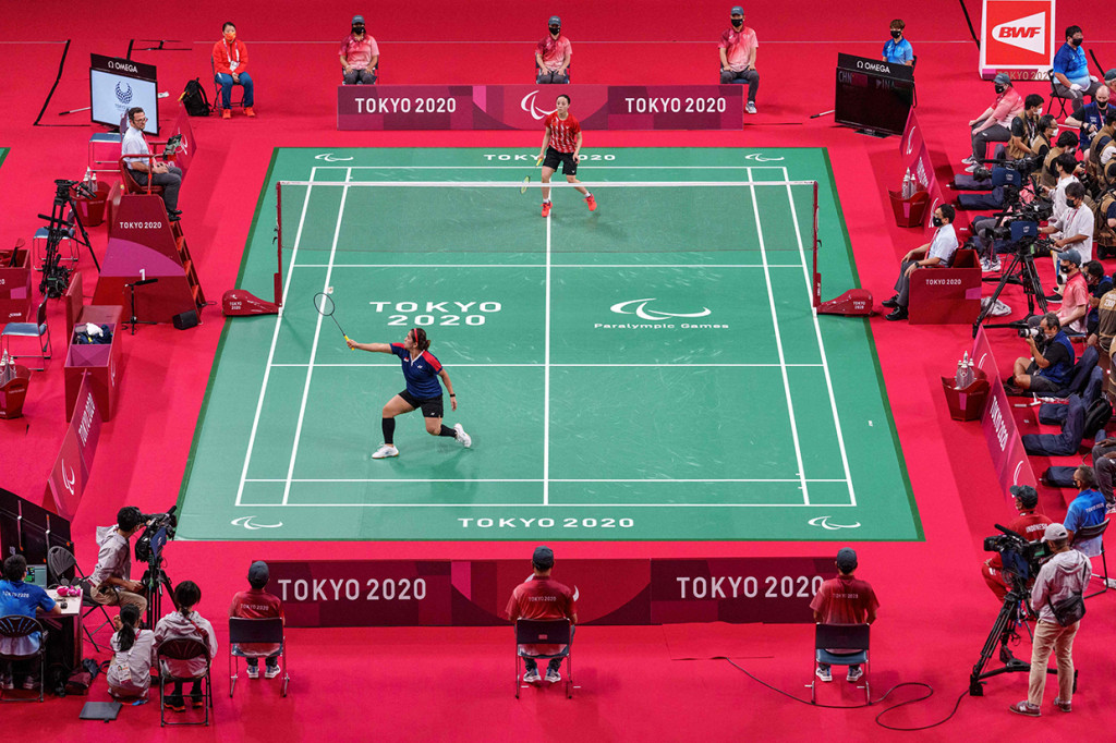 Pada pertandingan final tunggal putri nomor SL4, di Stadion Nasional Yoyogi, Minggu, 5 September 2021, Leani Ratri Oktila kalah dari atlet badminton Tiongkok Cheng Hefang 19-21, 21-17, 21-16.