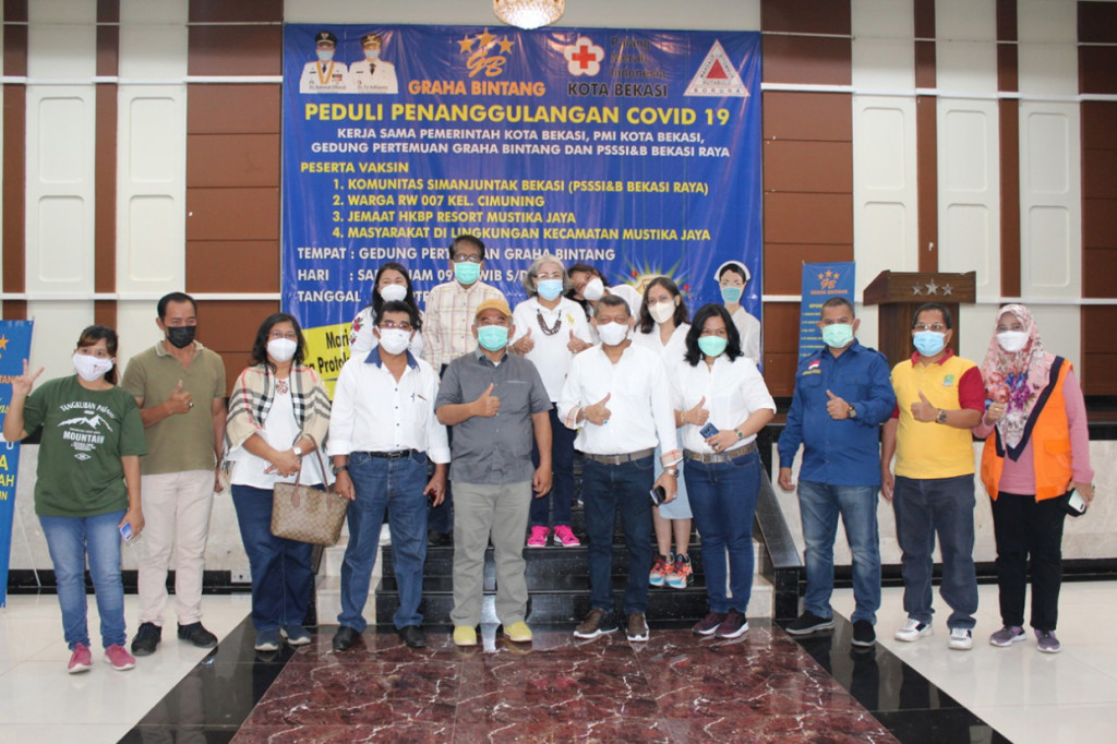 Pemkot Bekasi menggelar vaksinasi massal di 560 titik yang tersebar di 56 kelurahan.