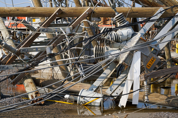 Badai Ida juga telah memicu banjir di sejumlah titik dan pemadaman listrik ke jutaan warga di beberapa negara bagian, terutama Louisiana. Perusahaan Entergy Louisiana memperkirakan aliran listrik baru dapat dipulihkan sepenuhnya dalam hitungan pekan.