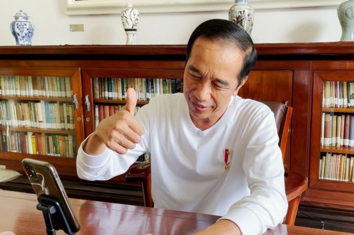 Dalam video call tersebut, Presiden Jokowi mengucapkan selamat dan sangat bangga dengan capaian kontingen Tanah Air.