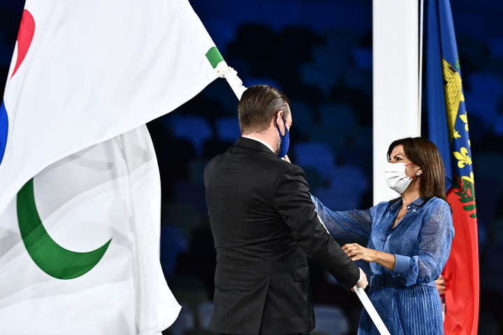 Sebelum pidatonya, Parsons menyerahkan bendera Paralimpiade kepada Walikota Paris Anne Hidalgo, yang akan menjadi tuan rumah Paralimpiade selanjutnya.
