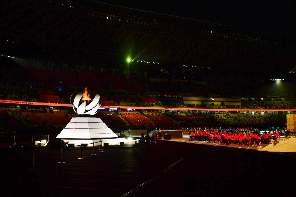 Kaldron api Paralimpiade Tokyo kemudian ditutup, kembang api kembali menyala di atas stadion untuk terakhir kalinya, 