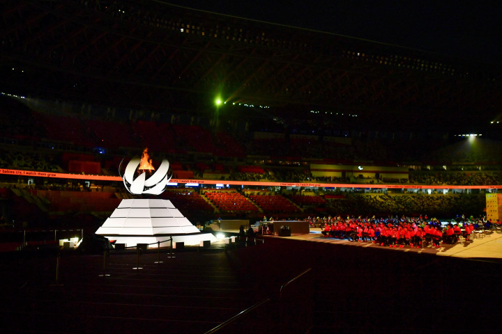 Kaldron api Paralimpiade Tokyo kemudian ditutup, kembang api kembali menyala di atas stadion untuk terakhir kalinya, 