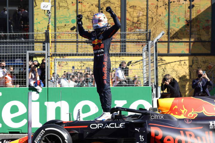 Verstappen yang start dari posisi terdepan itu relatif mendominasi balapan sepanjang 72 putaran dengan keunggulan nyaris 21 detik dari rival terdekatnya, Lewis Hamilton, yang finis runner-up.