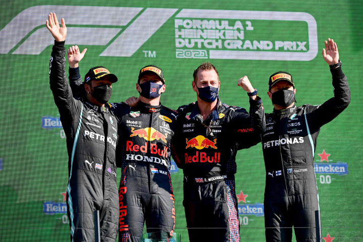 Pebalap Mercedes lainnya Valtteri Bottas melengkapi podium setelah finis ketiga di depan Pierre Gasly (Alpha Tauri). Charles Leclerc berada di posisi kelima.