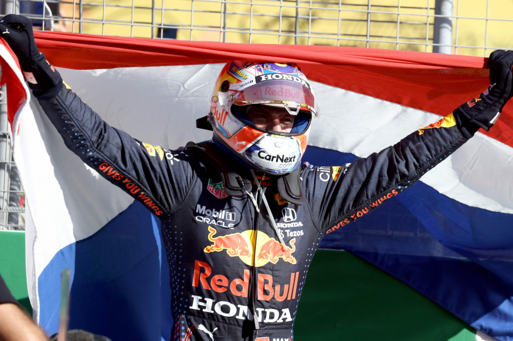 Dengan demikian, pebalap berusia 23 tahun itu berhak memimpin klasemen F1 2021 usai mengumpulkan 224,5 poin unggul tiga poin dari Hamilton kedua.