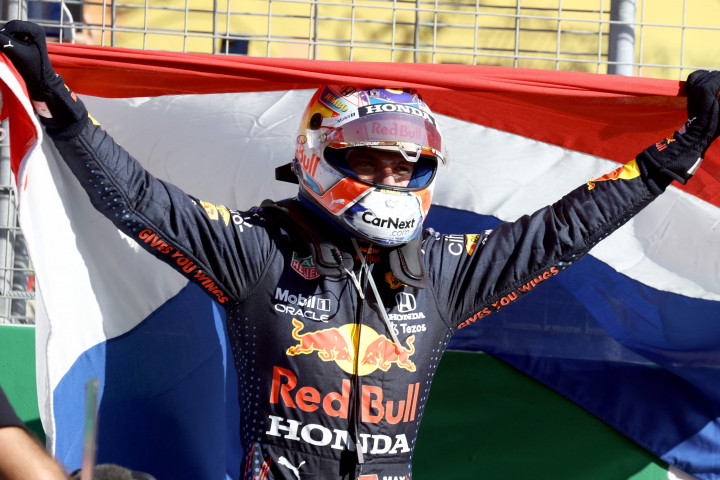 Dengan demikian, pebalap berusia 23 tahun itu berhak memimpin klasemen F1 2021 usai mengumpulkan 224,5 poin unggul tiga poin dari Hamilton kedua.