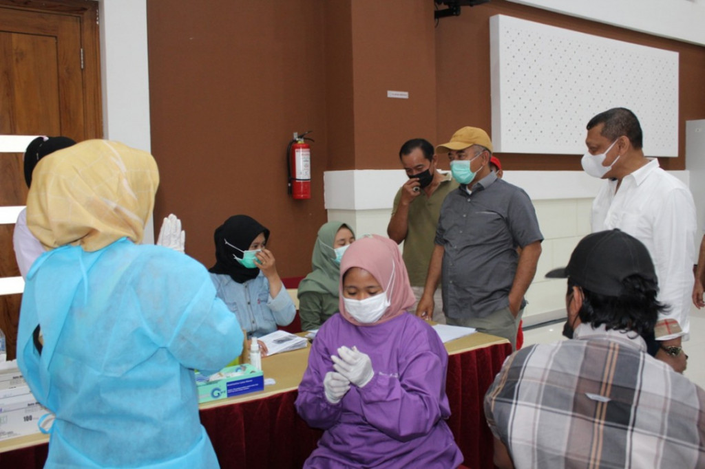 Pemkot Bekasi menggelar vaksinasi massal di 560 titik yang tersebar di 56 kelurahan. Vaksin yang digunakan yakni jenis Sinovac dan Pfizer.