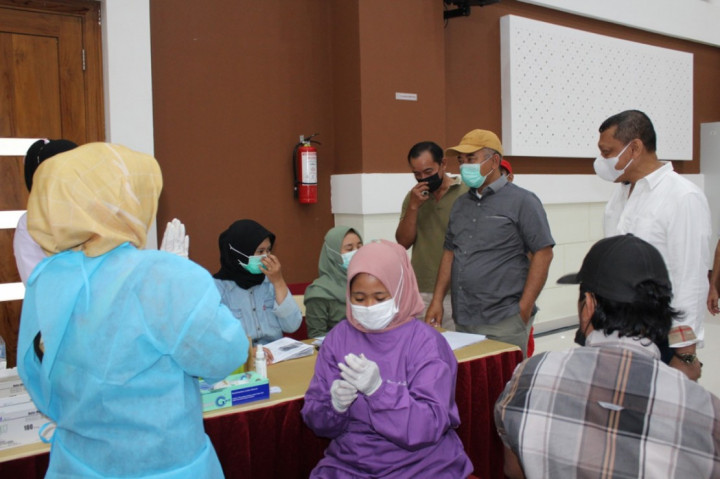 Pemkot Bekasi menggelar vaksinasi massal di 560 titik yang tersebar di 56 kelurahan. Vaksin yang digunakan yakni jenis Sinovac dan Pfizer.