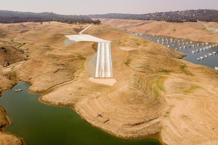 Kondisi Danau Oroville yang hampir kering di Oroville, California, Amerika Serikat, Minggu, 5 September 2021.