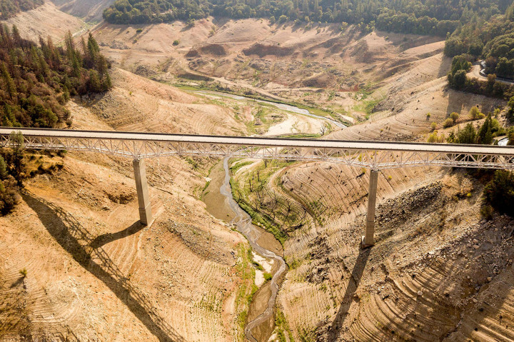 Sebagian besar California dilanda panas berlebihan, kekeringan parah, dan serangkaian kebakaran hutan besar-besaran.