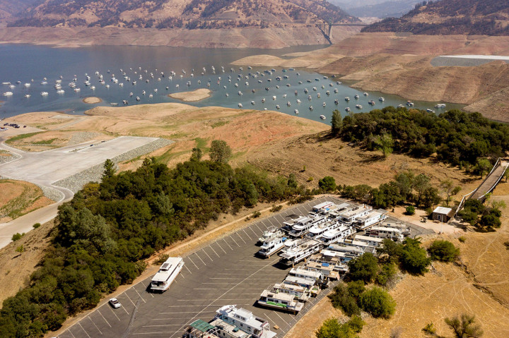 Rumah perahu terlihat pada blok untuk dievakuasi dari Danau Oroville yang surut di Oroville, California, Amerika Serikat, Minggu, 5 September 2021.