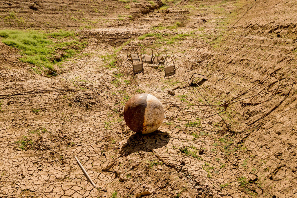 Pelampung terlihat pada dasar Danau Oroville yang kering di Oroville, California, Amerika Serikat, Minggu, 5 September 2021.