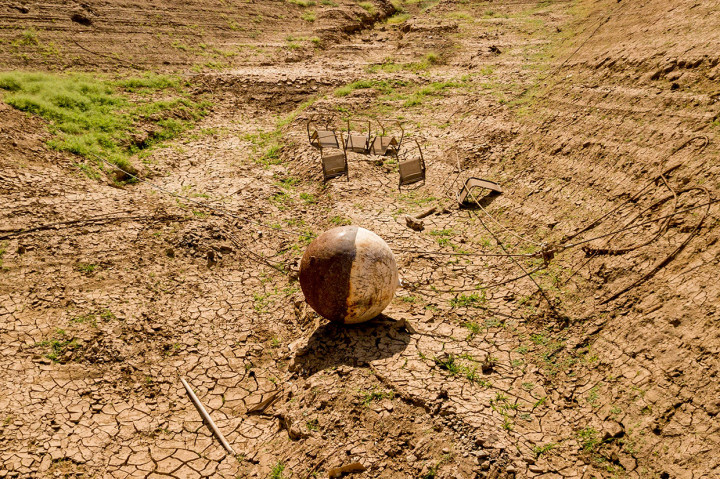 Pelampung terlihat pada dasar Danau Oroville yang kering di Oroville, California, Amerika Serikat, Minggu, 5 September 2021.
