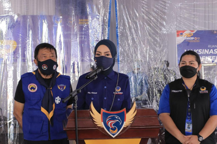 “Banyak sentra vaksinasi di luar namun hanya menyediakan dosis satu kali, yang keduanya masyarakat bingung. Maka kami kembali bersinergi guna segera menyelesaikan vaksinasi kedua agar membantu pemerintah mempercepat kekebalan kelompok (herd immunity),” ucap Okky Asokawati, Ketua Bidang Kesehatan DPP Partai NasDem.