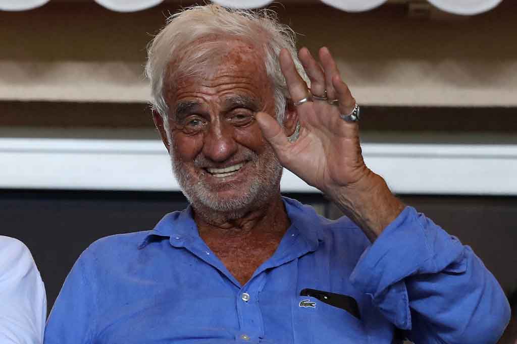 Belmondo, yang lahir pada April 1933 di pinggiran kota Paris, Neuilly-sur-Seine, tumbuh dalam keluarga seniman. Ayahnya adalah seorang pematung terkenal.